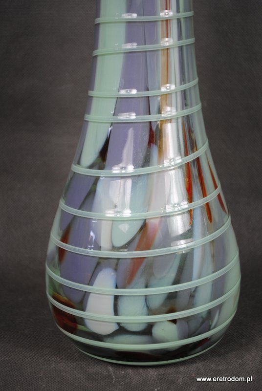 szklany wazon z oplotem