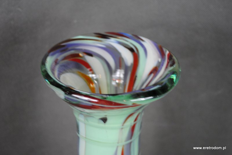 szklany wazon z oplotem