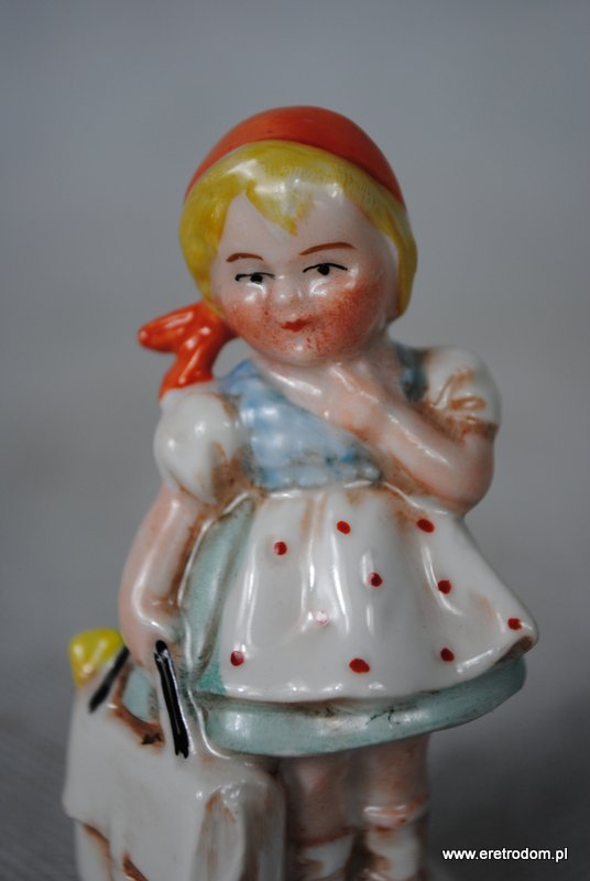 porcelanowa figurka dziewczynka z torebką