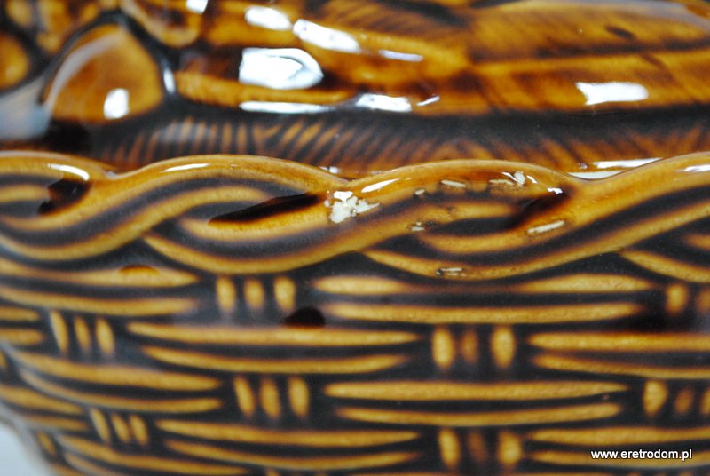 Kura bomboniera, pochodzi z Tułowic. Ceramika szkliwiona. Wymiary: 18 cm x 14,5 cm Stan bardzo dobry, drobne odpryski szkliwa.