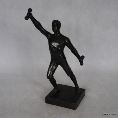 Metalowa figura rzeźba siłacz