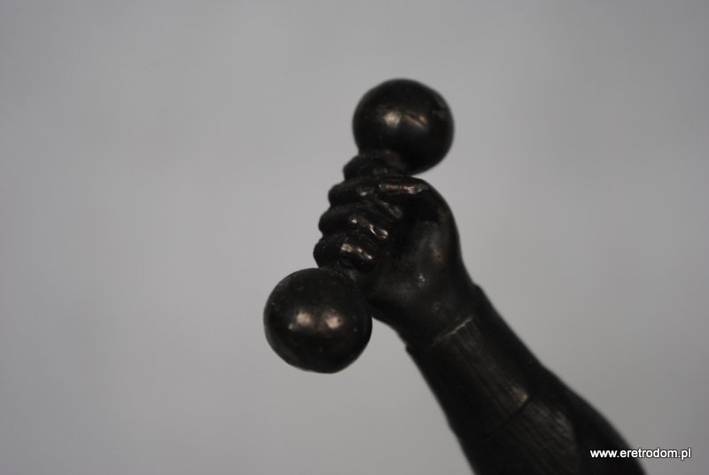 Metalowa figura rzeźba siłacz