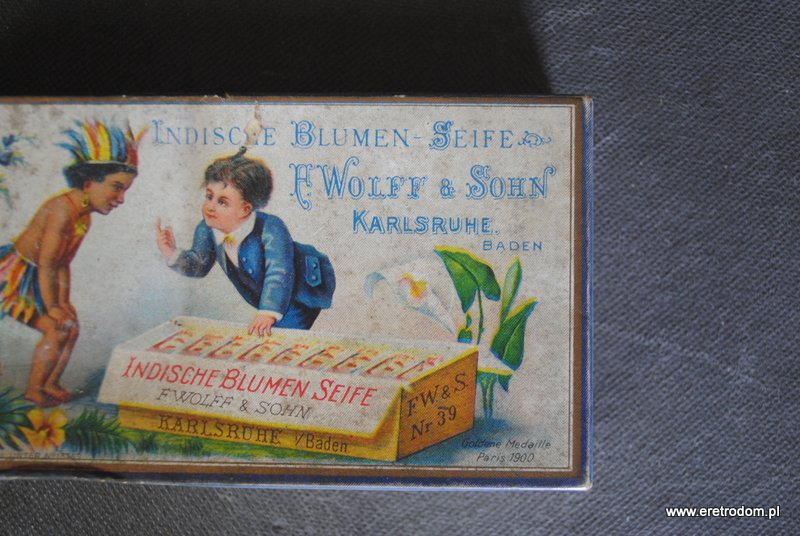 Pudełko wraz z 1 kostką mydła firmy F. Wolff & Sohn ( Indyjskie mydło kwiatowe). Zestaw pochodzi z I poł XXw. Całość pięknie, oryginalnie zachowana. Gratka dla kolekcjonerów. Wymiary: 16,5 cm x 8 cm Stan bardzo dobry, niewielkie ślady upływu czasu.