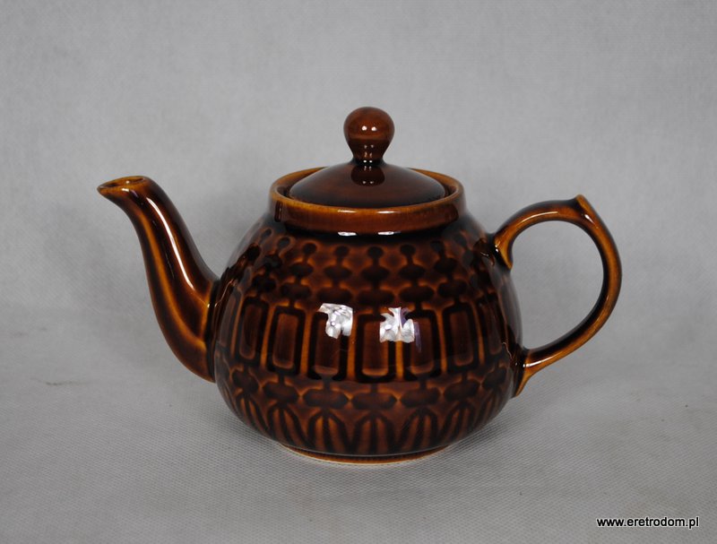 Imbryk do herbaty wykonany w Zakładach Porcelitu Stołowego Pruszków, wzór aztecki. Wymiary szerokość 19 cm wysokość 16 cm  Stan dobry.