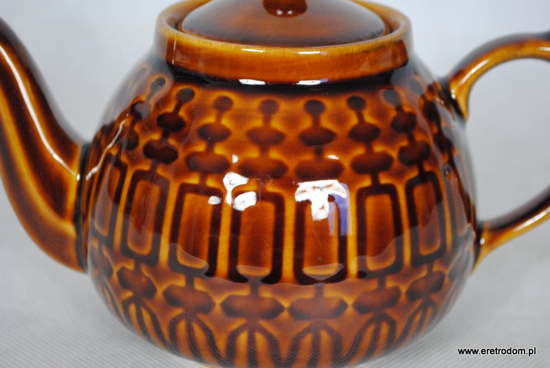 Imbryk do herbaty wykonany w Zakładach Porcelitu Stołowego Pruszków, wzór aztecki. Wymiary szerokość 19 cm wysokość 16 cm  Stan dobry.