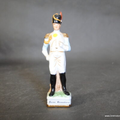 Figurka porcelanowa żołnierz