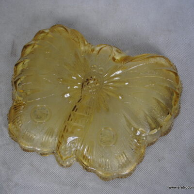 Patera Motyl wyprodukowana w HSG Ząbkowice, nr 1078. Szkło prasowane, barwione w masie na delikatny żółty kolor. Wymiary: 23 cm x 19 cm Stan bardzo dobry, drobne ryski i odpryski powstałe z biegiem lat.