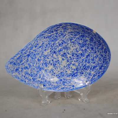 Popielniczka sygnowana ZP Tułowice. Zaprojektowana w latach 60 XXw. przez Zofię Przybyszewską. Ceramika malowana natryskowo na ładny niebieski kolor, drapana. Wymiary: około 14 cm x 9,5 cm Stan : posiada 3 odpryski na rancie.