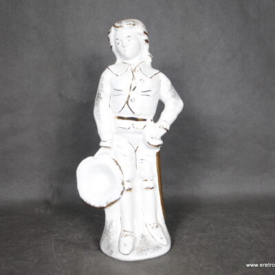 Figurka wyprodukowana w jednej z polskich manufaktur w II poł. XXw. Biała porcelana, złocona. Wymiary: wysokość 33 cm Stan bardzo dobry.
