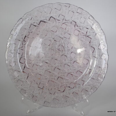 Talerz czy też patera, produkcja HSG Ząbkowice. Szkło prasowane, barwione w masie na fioletowy-wrzosowy kolor. Wymiary: średnica 24,5 cm Stan bardzo dobry, drobne ryski powstałe z biegiem lat.