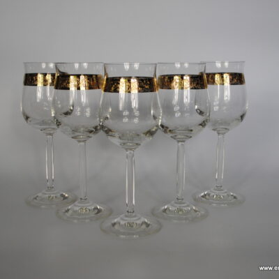 Zestaw 5 kieliszków wykonanych ze szkła. Bardzo ładnie  zdobione złotym paskiem ze wzorkiem kwiatowym. Całość prezentuje się wyjątkowo efektownie. Wymiary: wysokość 1,57 cm, średnica 5,3 cm Stan bardzo dobry.
