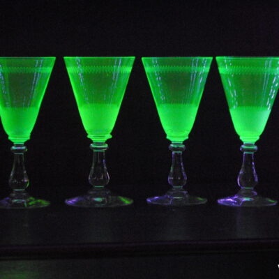 4 kieliszki ze szlaczkiem kieliszek szkło uranowe