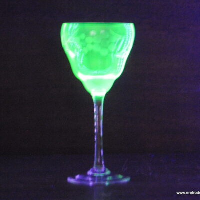 Kieliszek w kwiaty szkło uranowe